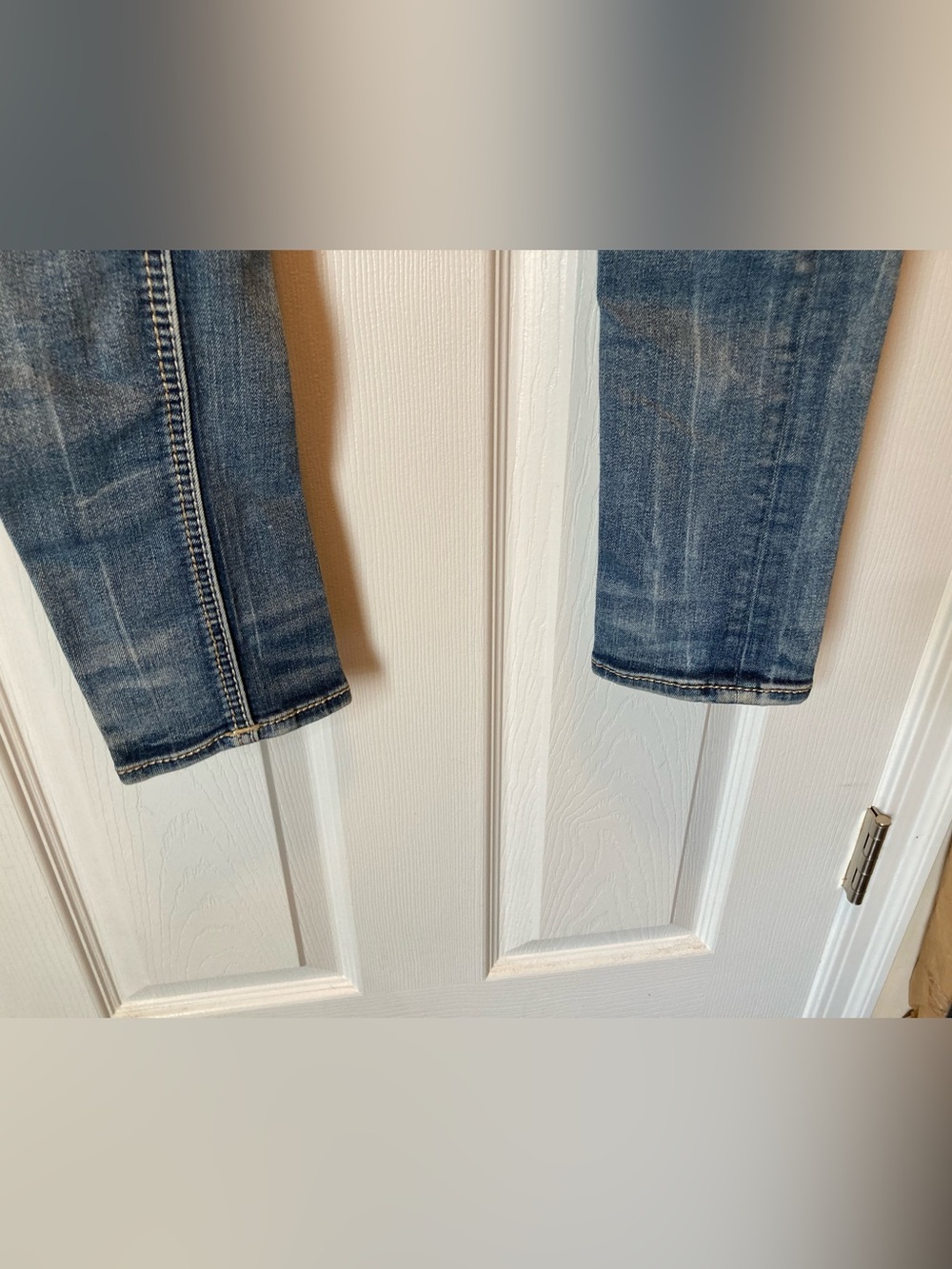ROCK REVIVAL Lam Medium Wash Fleur-de-Lis Skinny Jeans - Size 26 - Picture 7 of 15